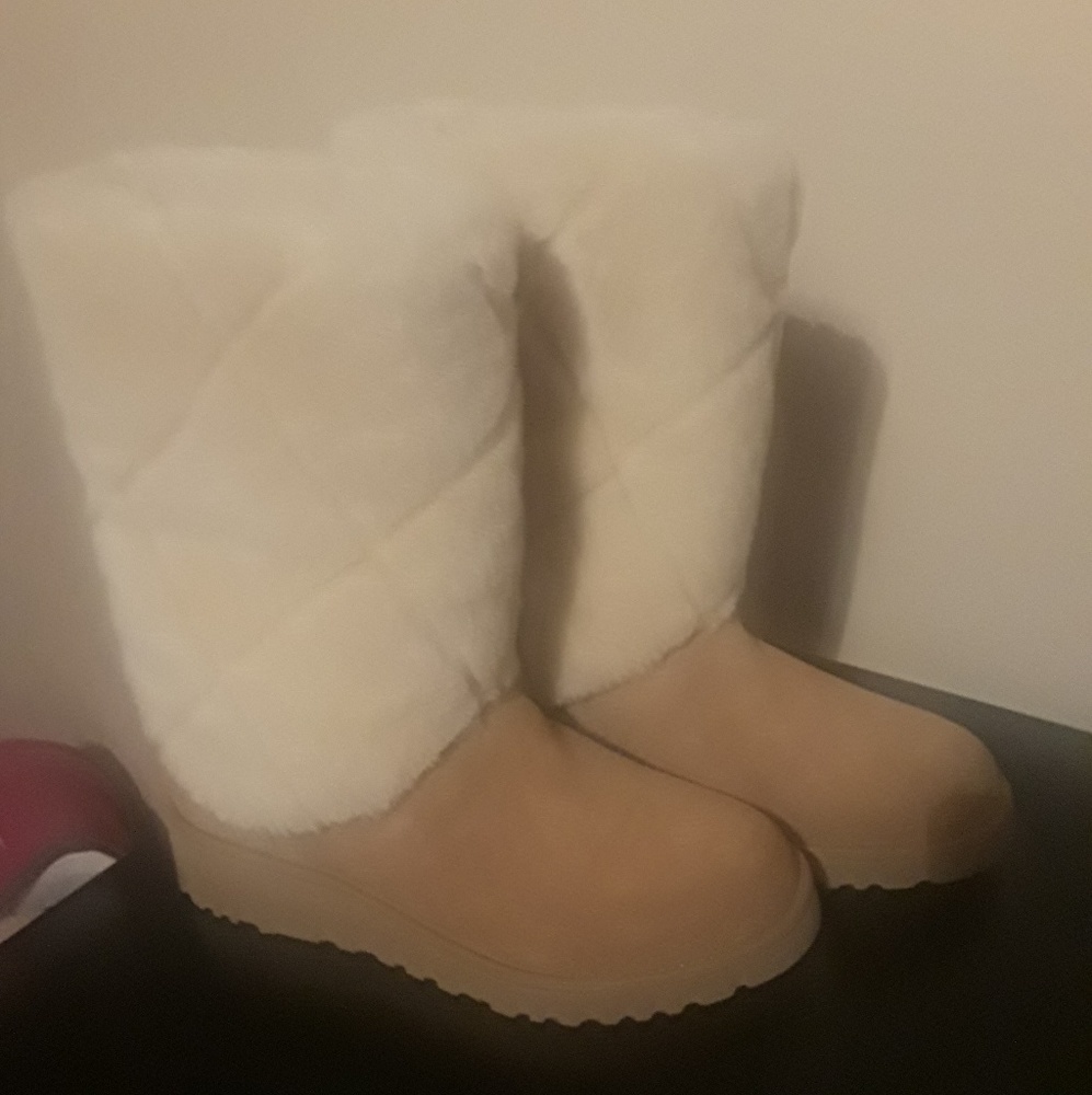Sz 5 Ugg Ariella - Brand New